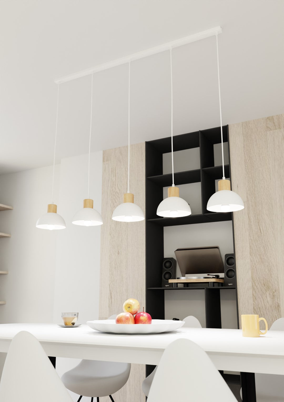 Mise en ambiance au-dessus d'une table blanche, bibliothèque noire et mur en bois clair.