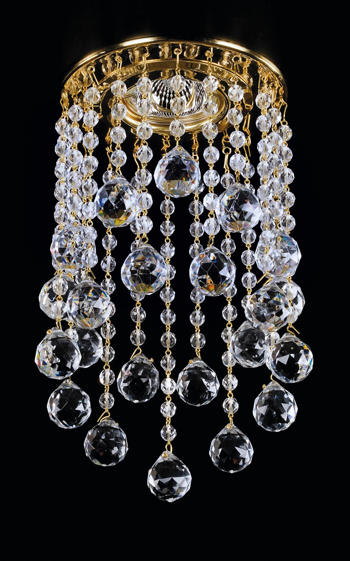 Plafonnier doré avec cascade de cristaux taillés, gros médaillons et perles scintillantes