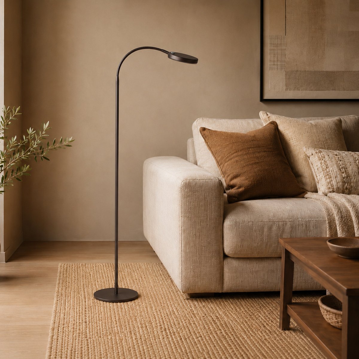 Mise en ambiance dans un salon beige avec canapé, tapis en jonc et tableau