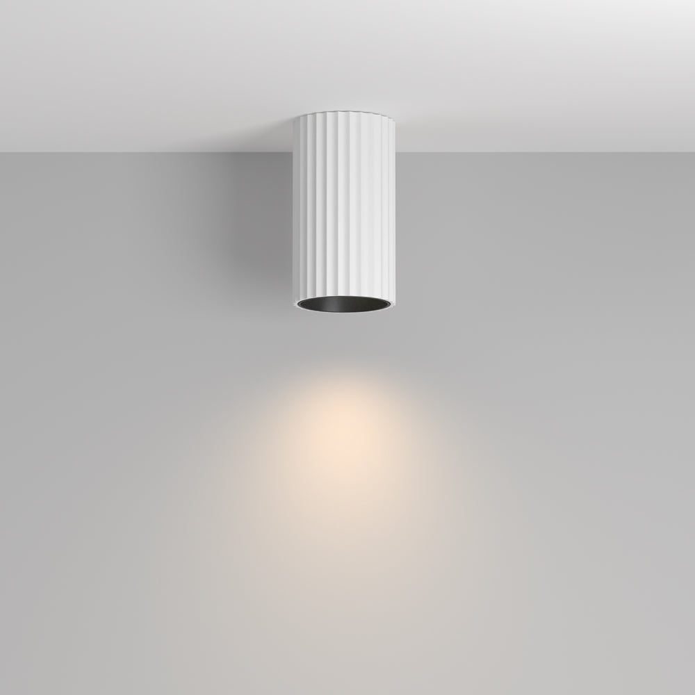 Mise en ambiance montrant le halo lumineux projeté au plafond par le spot.