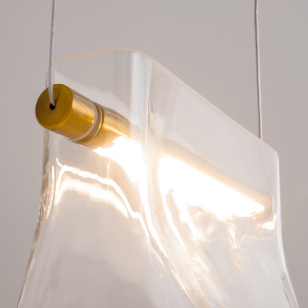 Détail du tube LED doré traversant le verre soufflé et son câble