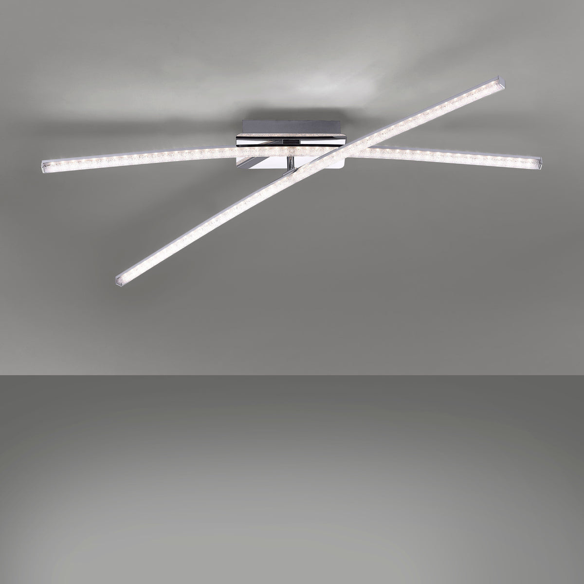 Luminaire allumé sur fond gris, diffusant une lumière homogène dans la pièce