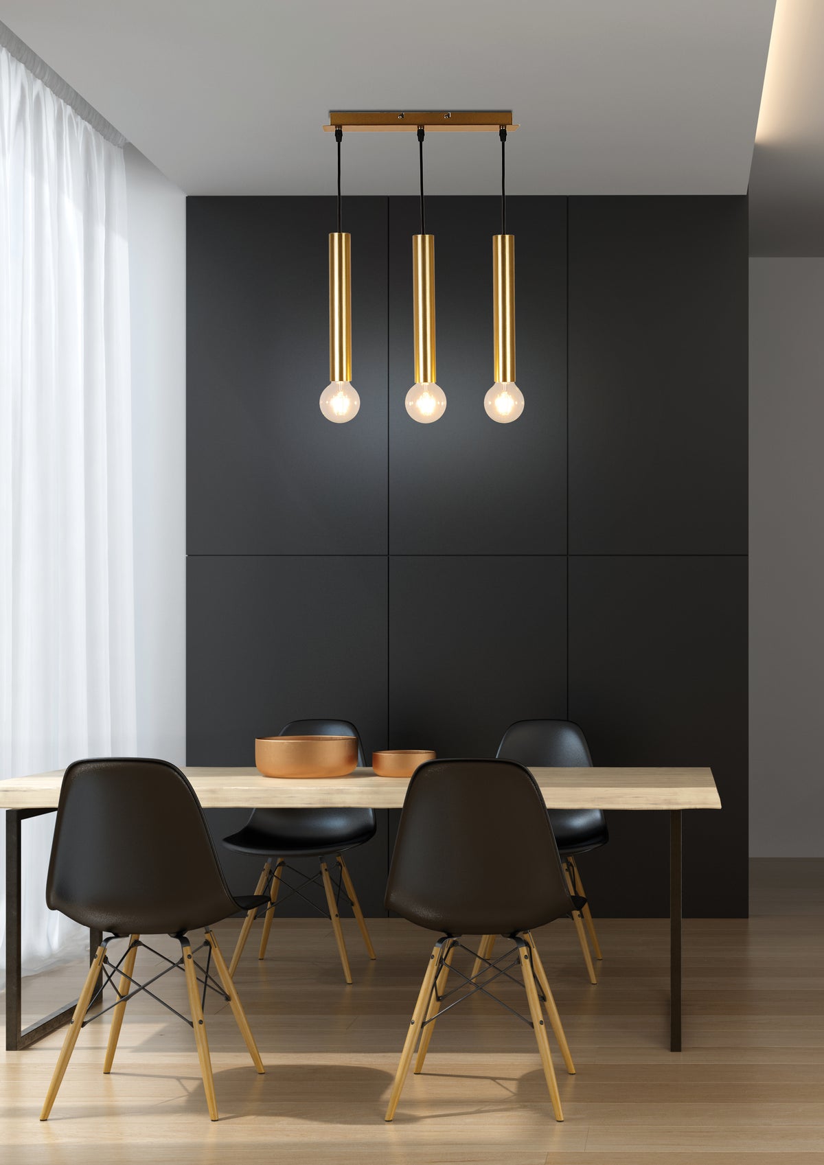 Mise en ambiance au-dessus d'une table à manger, chaises noires et mur sombre