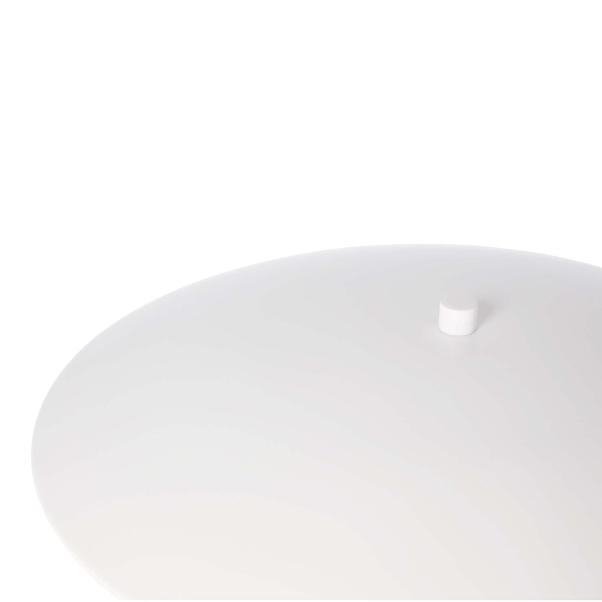 Détail du sommet de l'abat-jour blanc avec petit cabochon cylindrique.