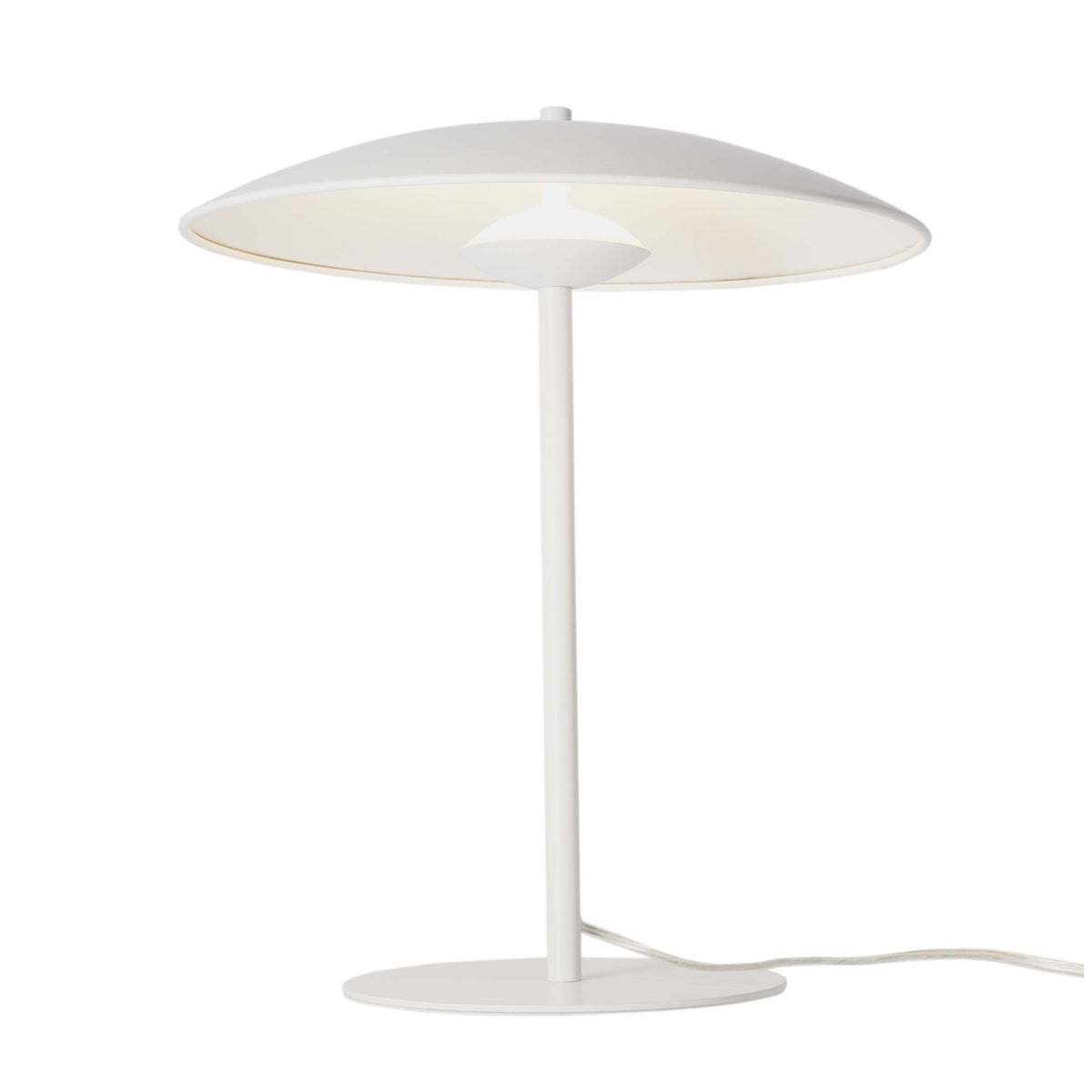 Vue de face du luminaire allumé avec la lumière diffuse sous l'abat-jour.