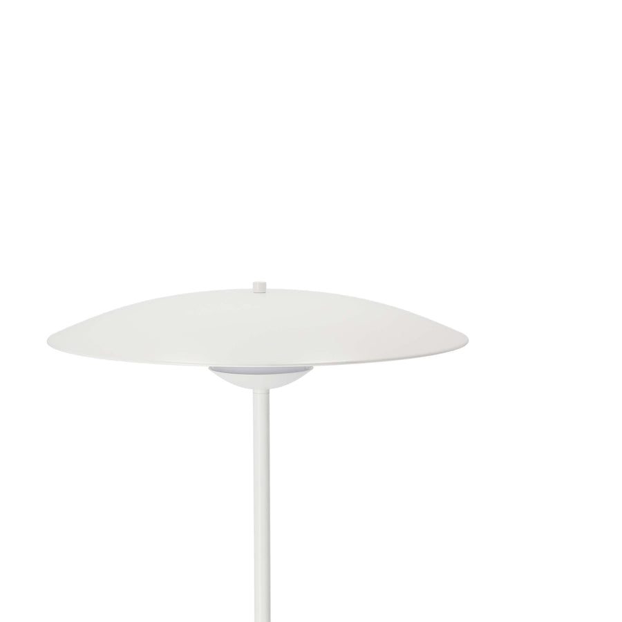 Gros plan sur l'abat-jour plat et le diffuseur lumineux du lampadaire
