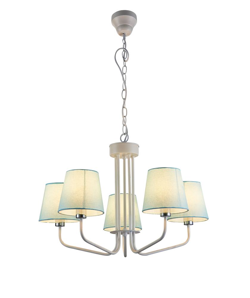 Lustre cinq lumières sur fond blanc, abat-jours coniques en tissu, structure métallique argentée