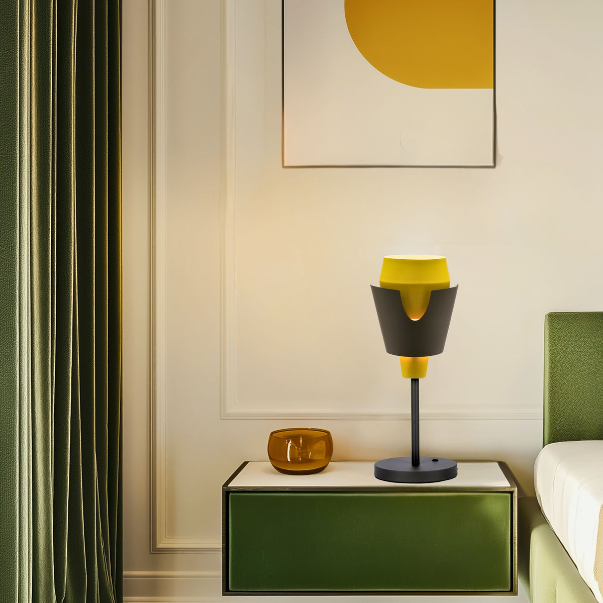 Lampe jaune et noire posée sur une table de nuit verte en ambiance contemporaine