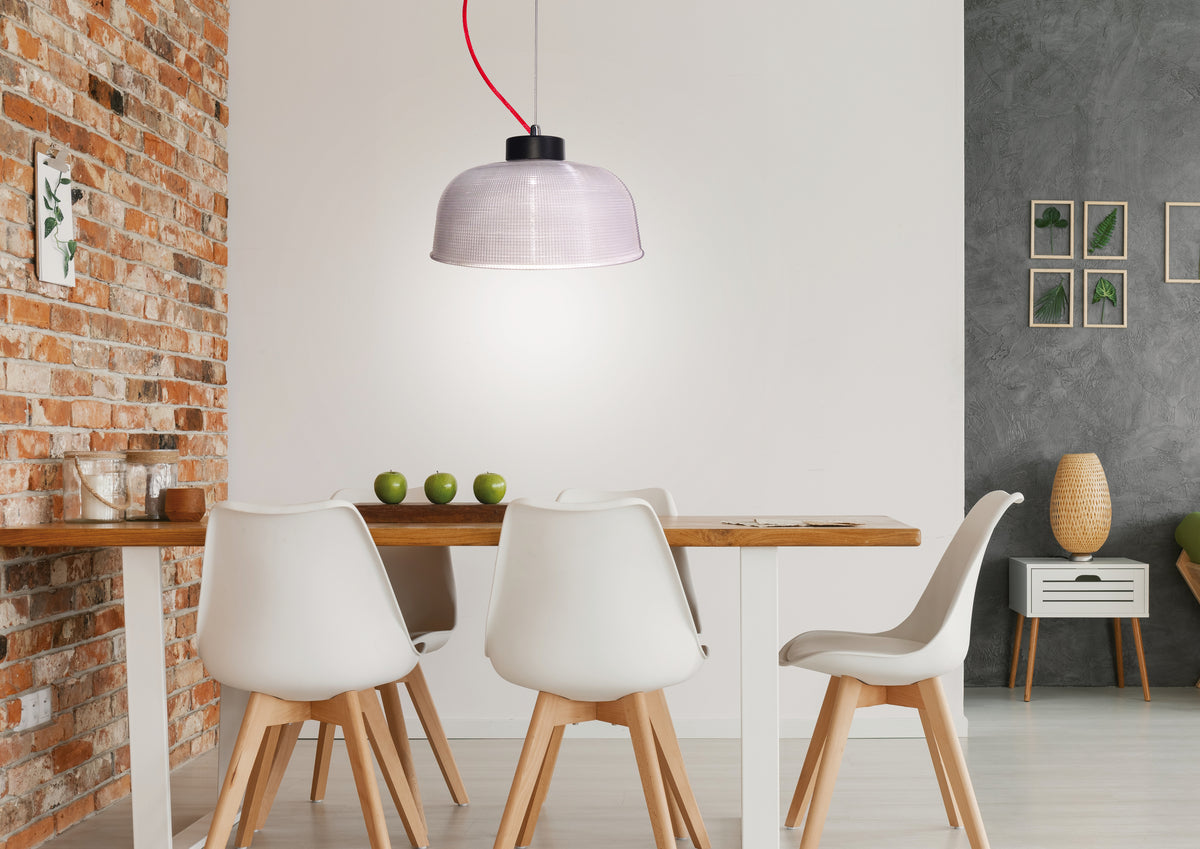Vue en situation du luminaire suspendu dans une salle à manger contemporaine.