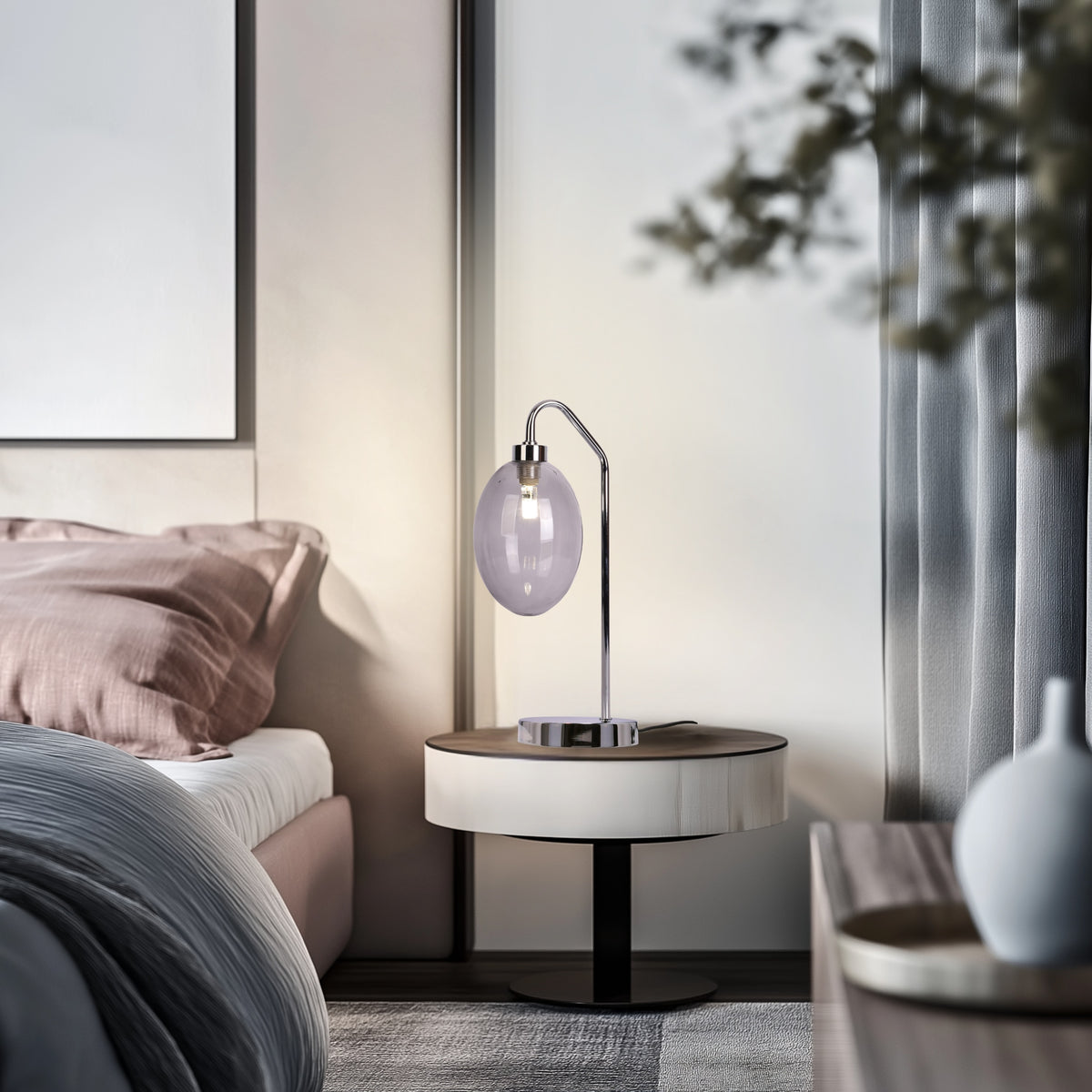 Lampe posée sur table de chevet ronde dans une chambre, lumière chaude diffusée