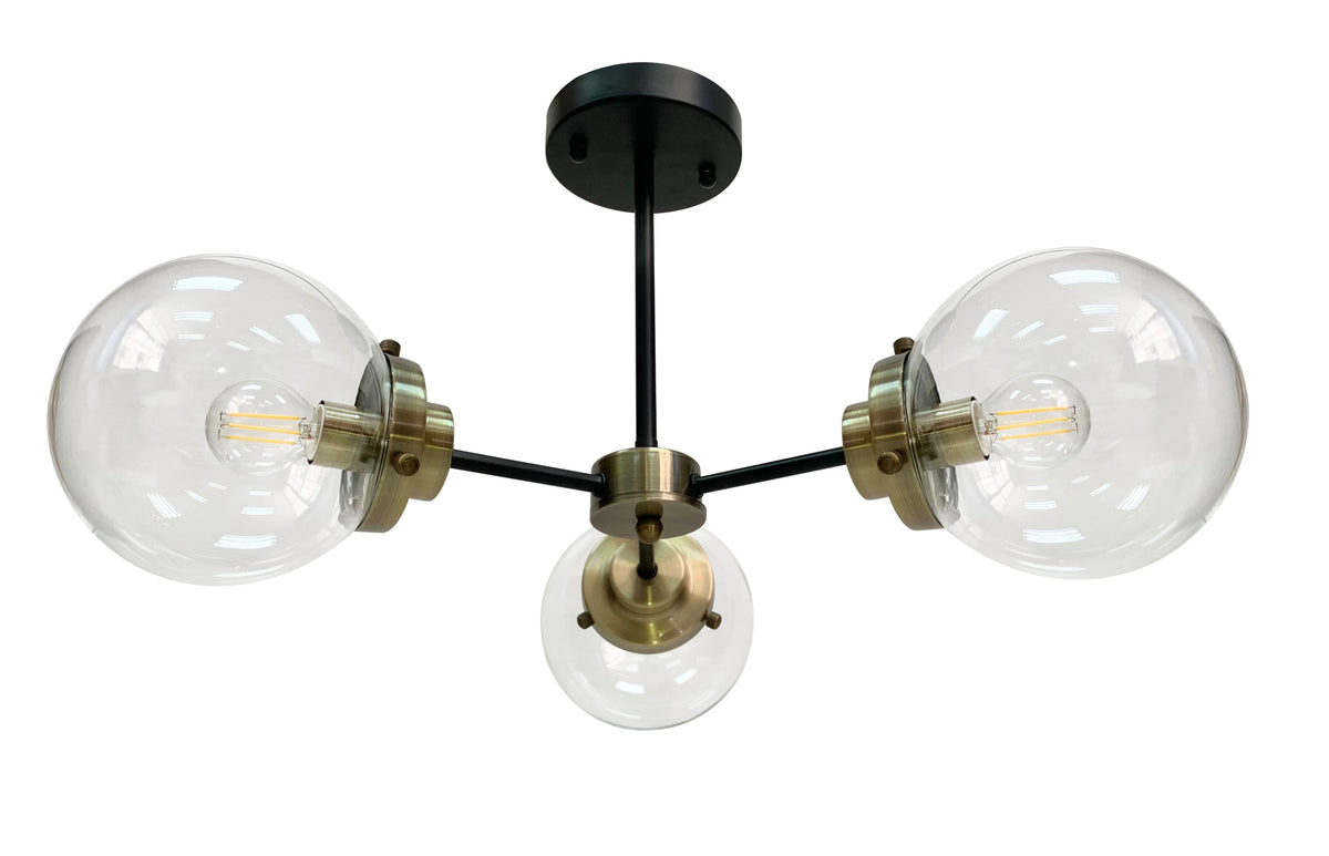 Plafonnier trois globes en verre transparent vu de face sur fond blanc