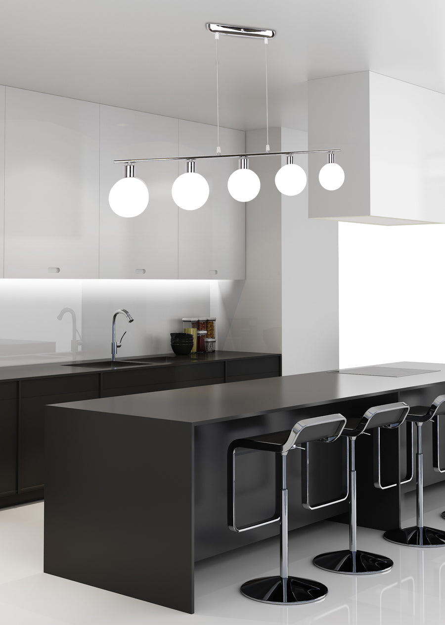 Suspension installée au-dessus d'un îlot de cuisine noir et blanc