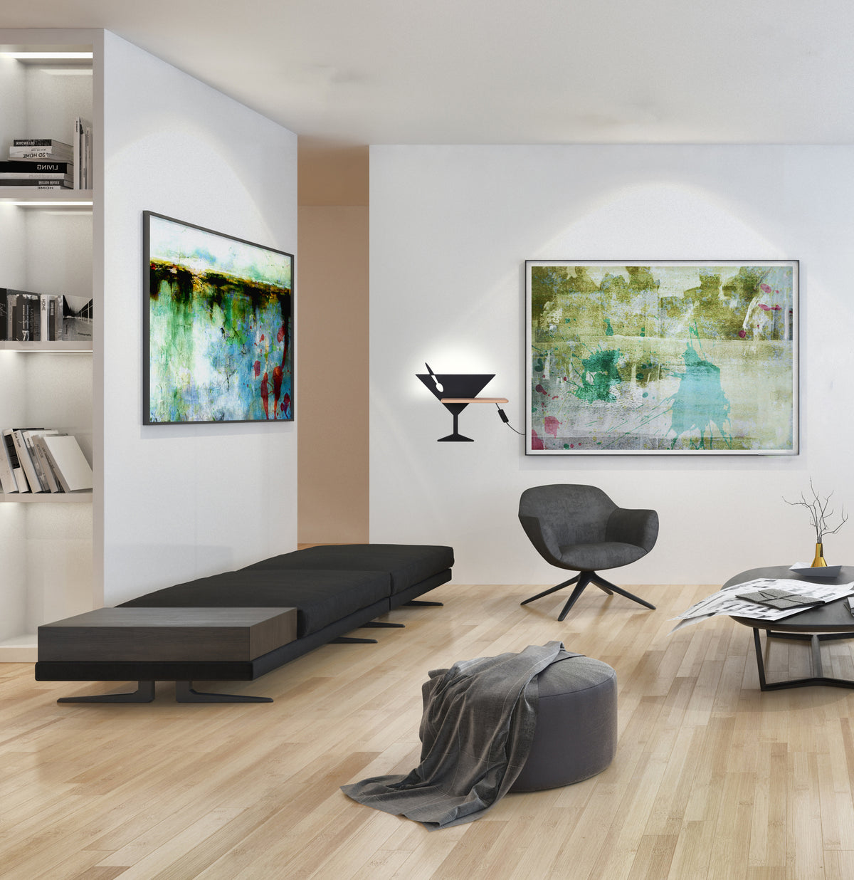Mise en ambiance dans un salon avec applique noire allumée près d'un tableau.