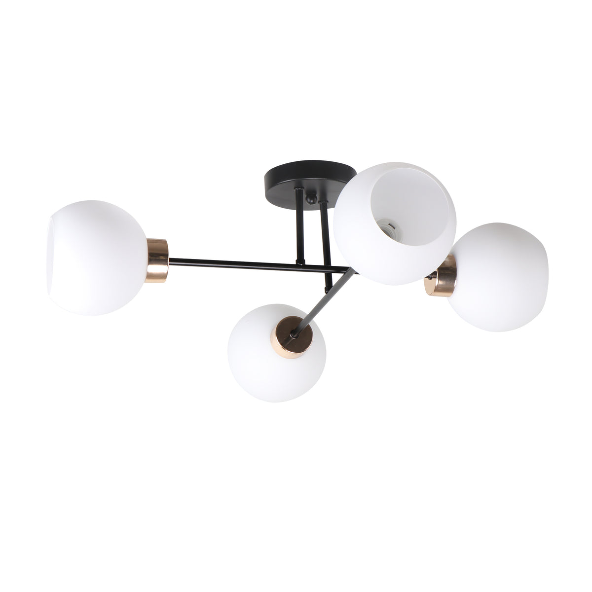 Plafonnier quatre globes en verre blanc opalin, bras noirs et finitions dorées, fond blanc
