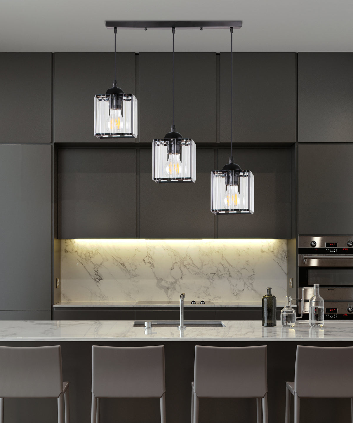 Luminaire installé au-dessus d'un îlot de cuisine moderne avec plan de travail en marbre
