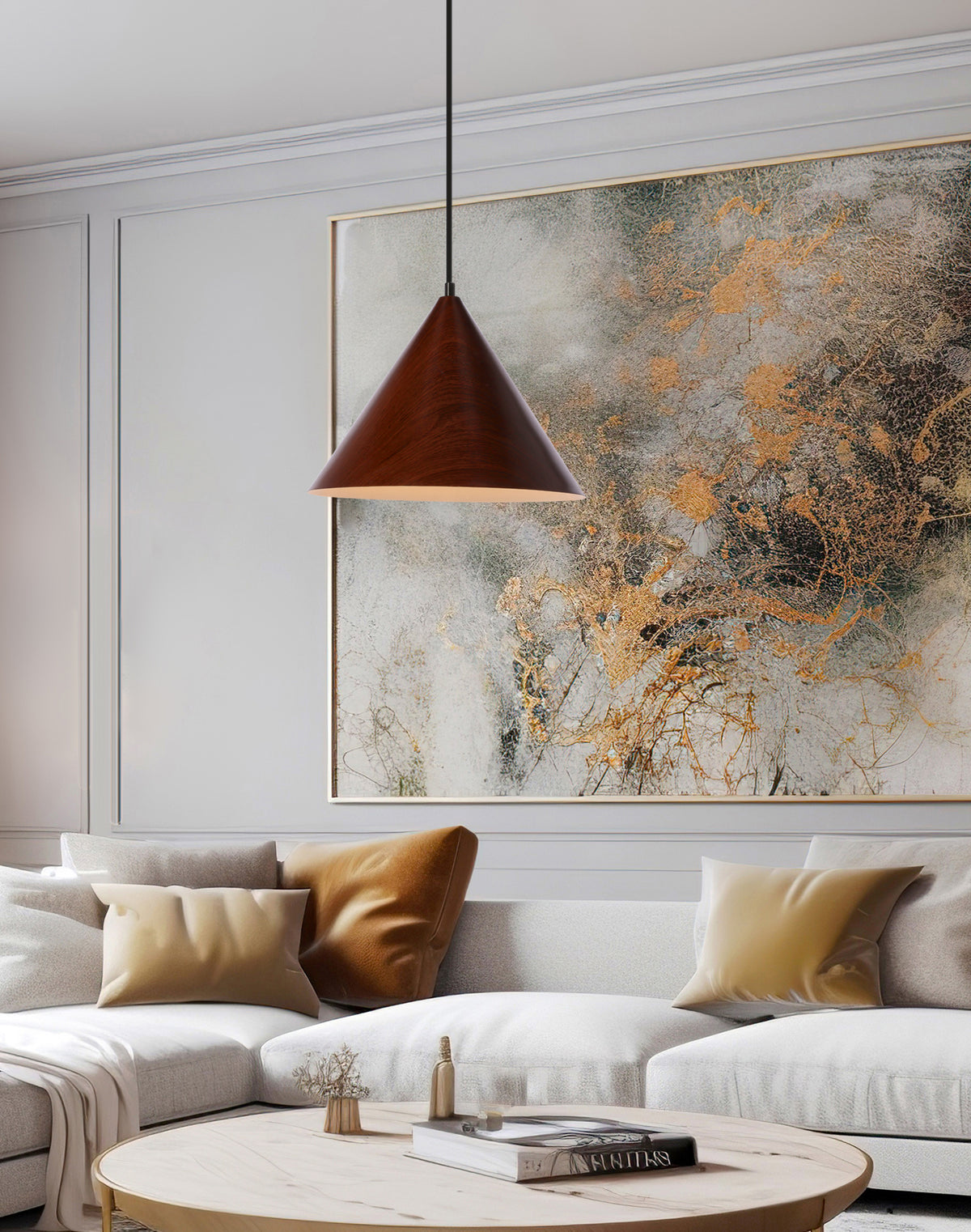 Mise en ambiance du luminaire suspendu au-dessus d'un canapé clair devant un tableau doré