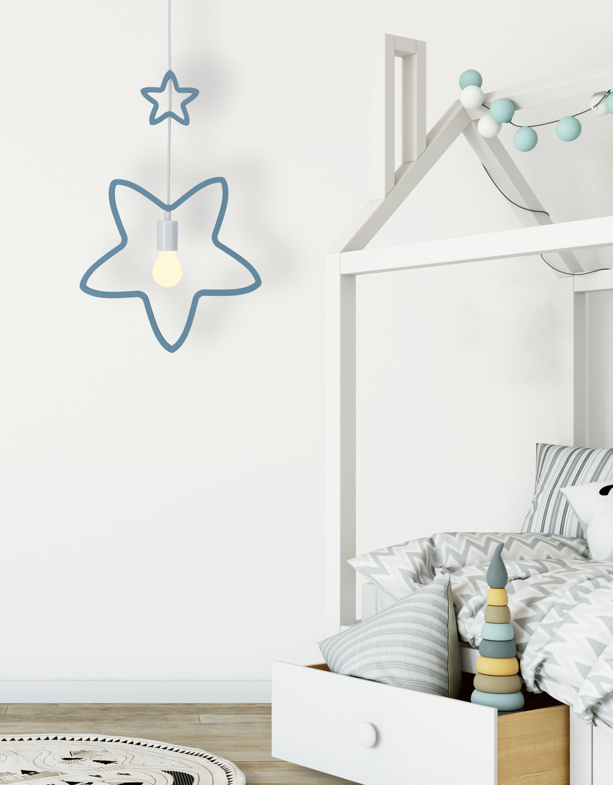 Mise en ambiance dans une chambre d'enfant avec lit maison, suspension étoile allumée.