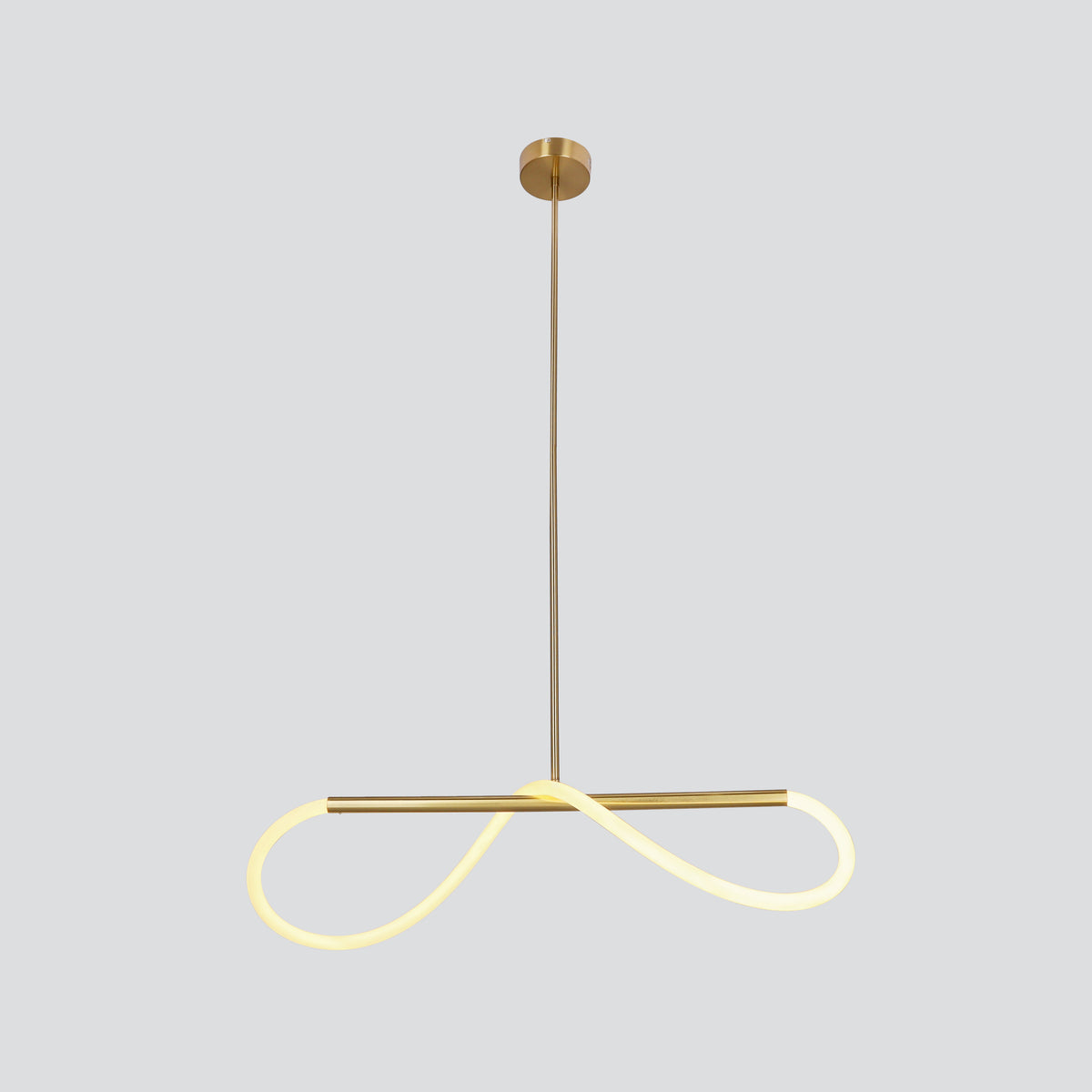 Suspension dorée avec ruban LED en boucle croisée, vue de face sur fond gris
