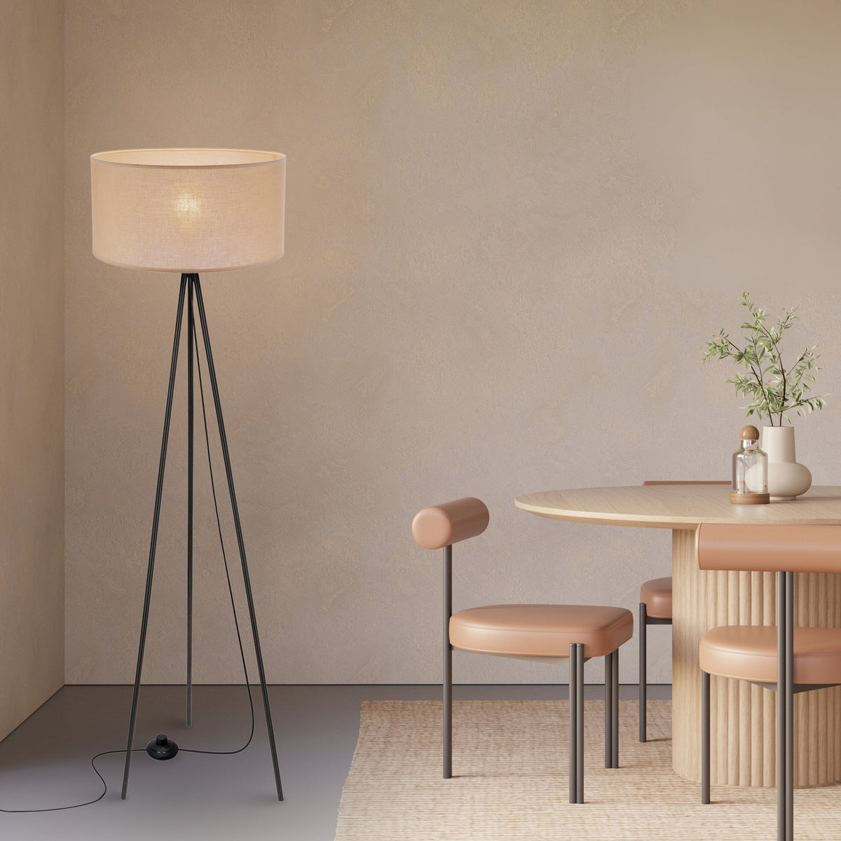 Mise en ambiance du lampadaire près d'une table à manger en bois clair.