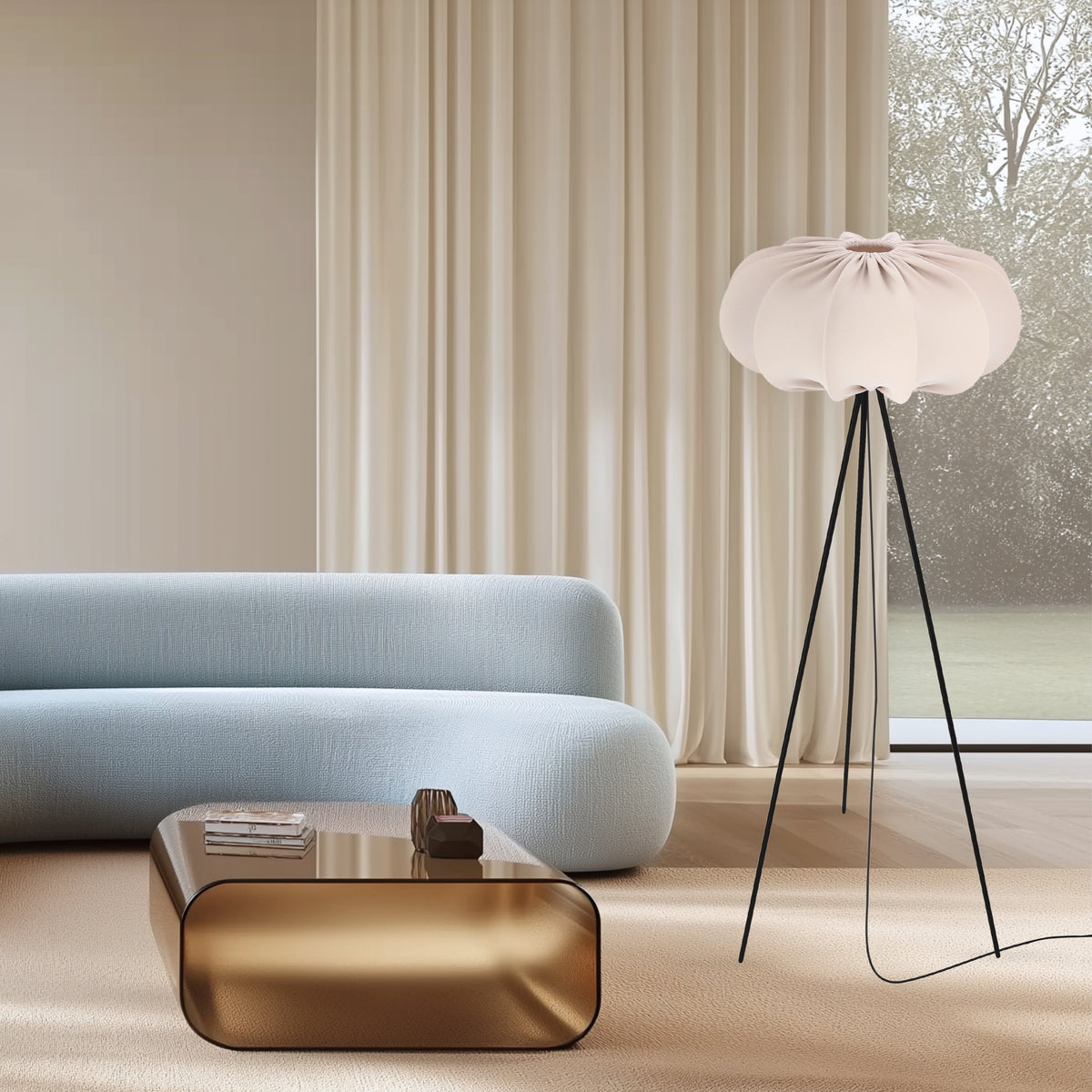 Mise en ambiance salon contemporain, canapé bleu pâle et lampadaire allumé devant baie vitrée