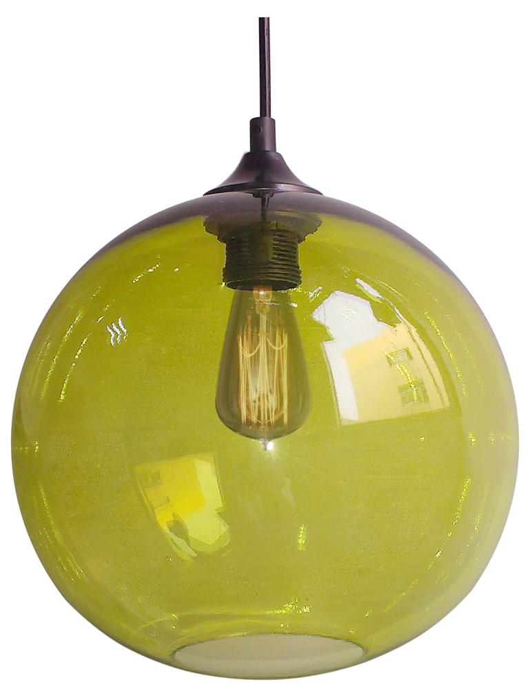 Suspension en verre vert olive avec ampoule à filament, vue de face sur fond blanc.