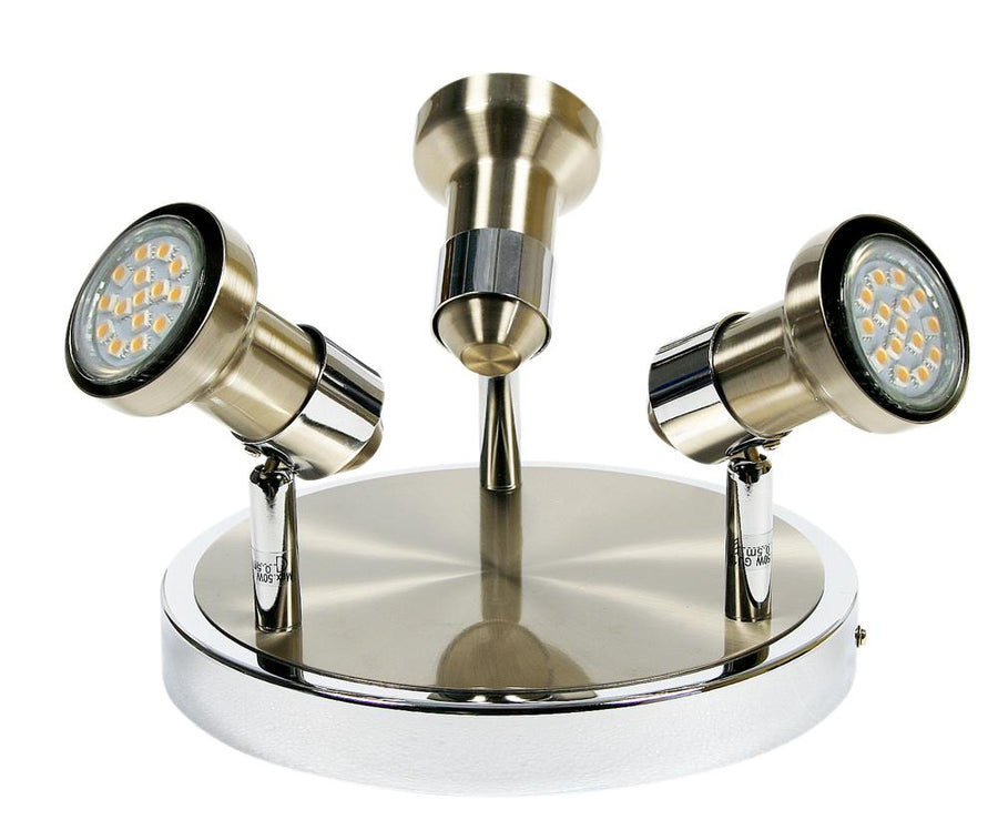 Plafonnier trois spots orientables en nickel satiné et chromé, vue de face sur fond blanc.