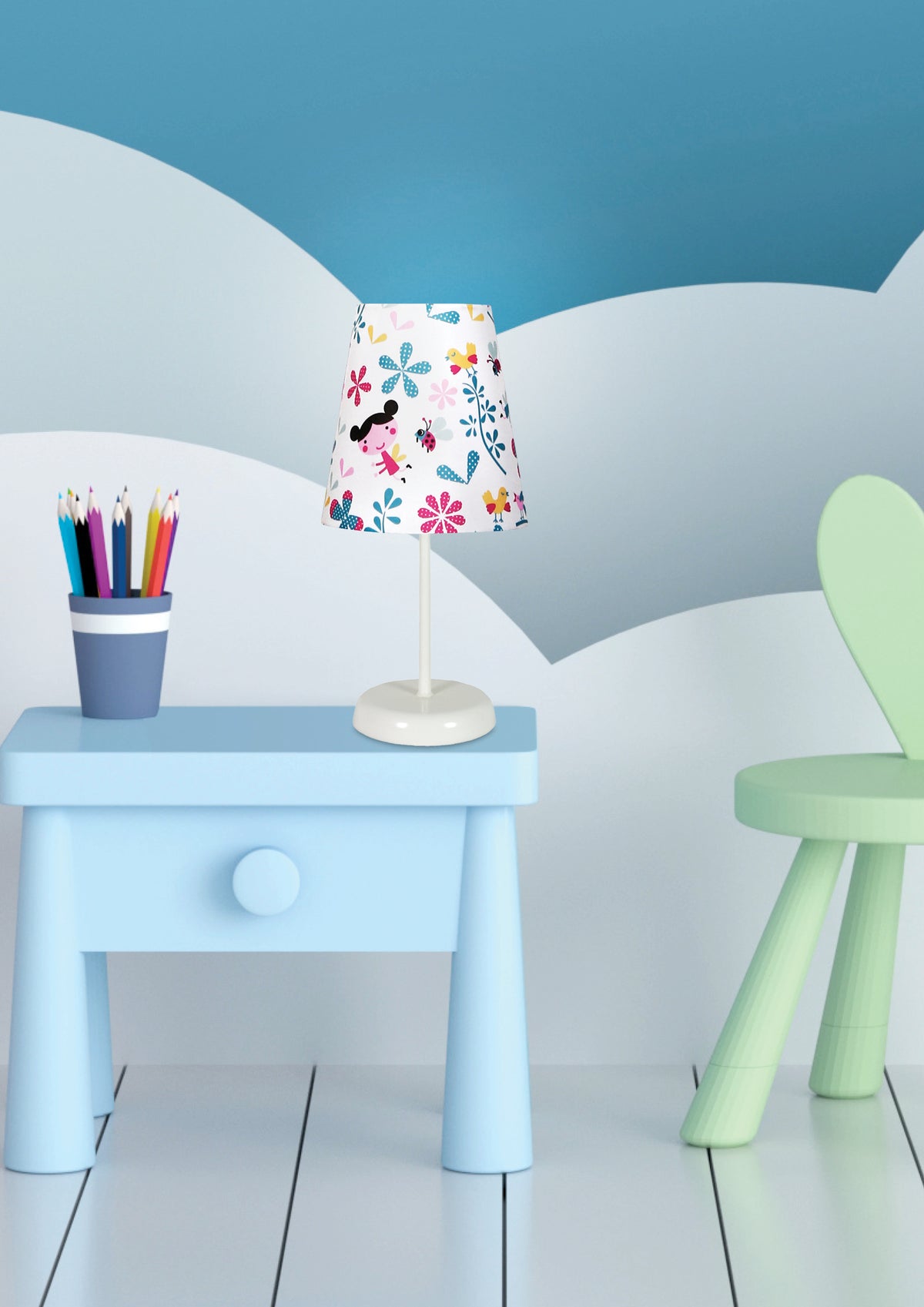 Mise en ambiance dans une chambre d'enfant, lampe posée sur une table de nuit bleue.
