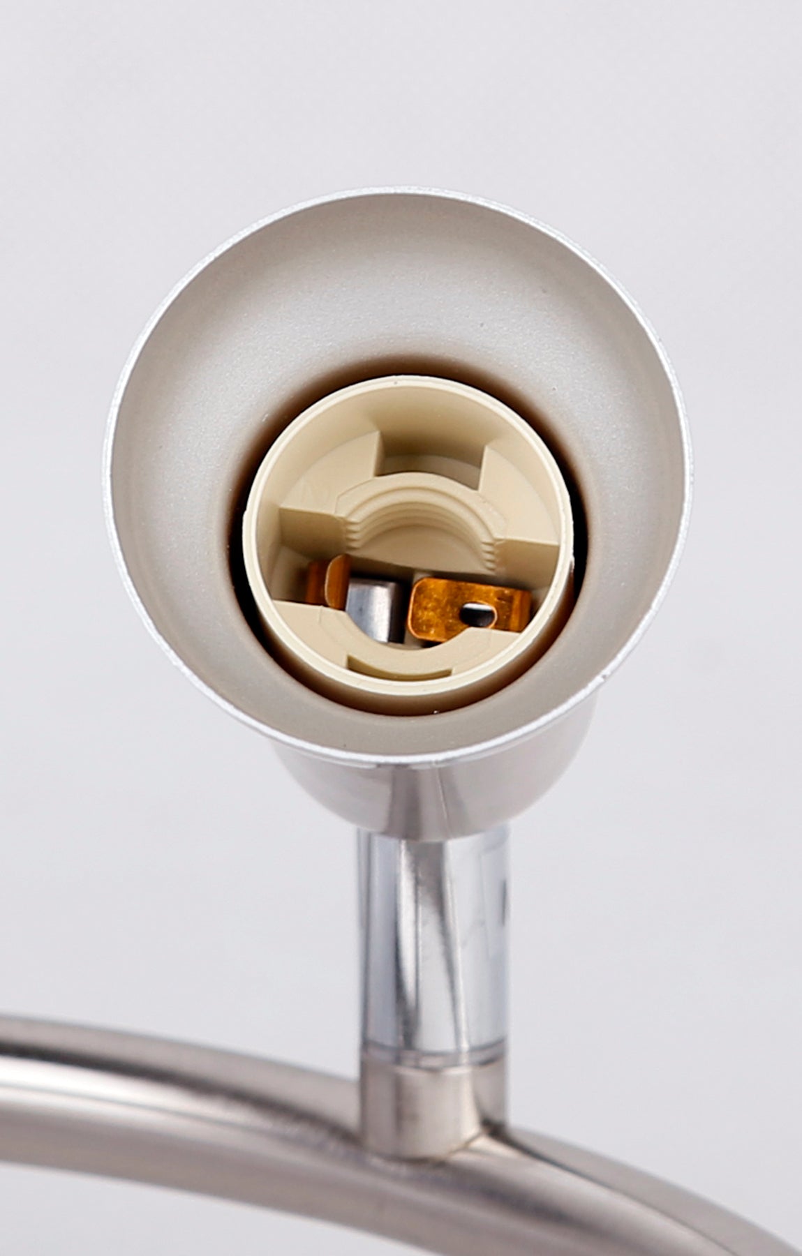 Détail de la douille E27 vide avec contacts dorés dans le spot orientable