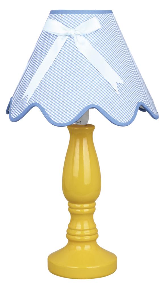 Lampe de face sur fond blanc, abat-jour vichy bleu et socle jaune brillant