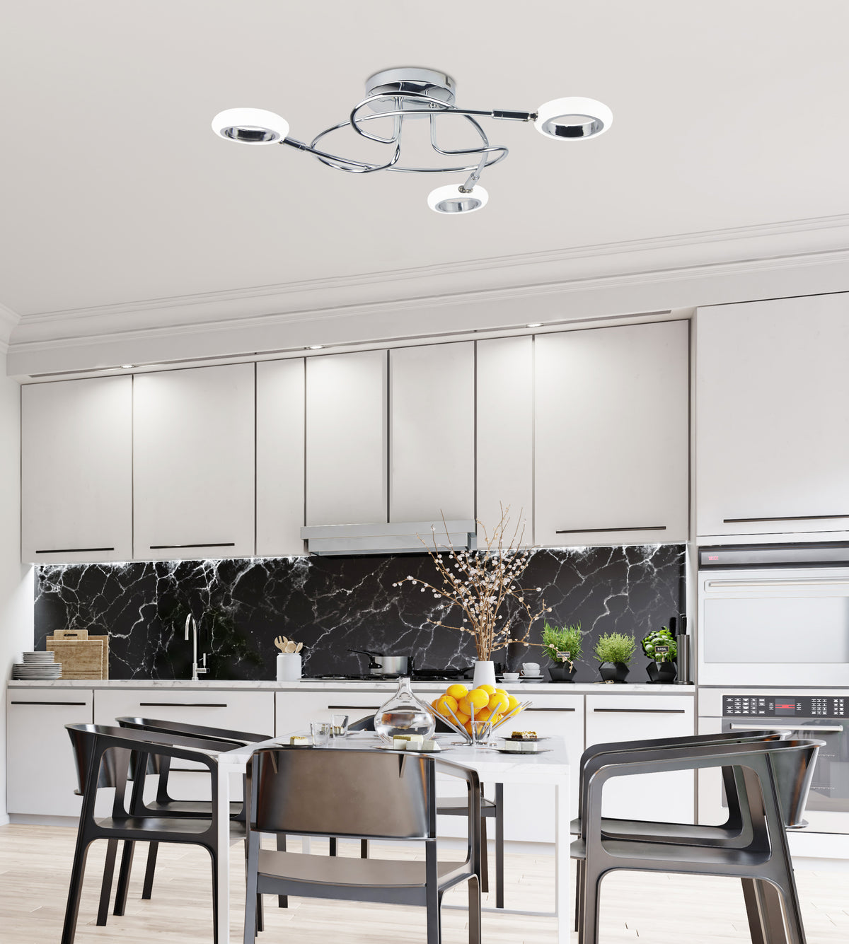 Luminaire installé au plafond d'une cuisine moderne blanche et marbre noir