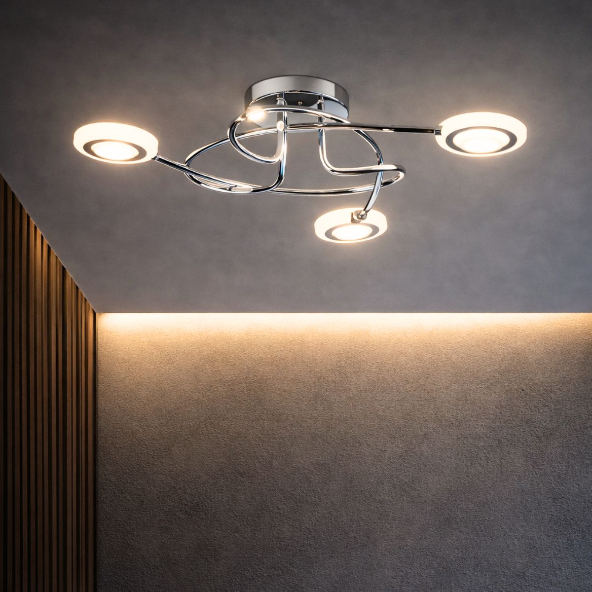 Vue rapprochée du plafonnier allumé sur plafond gris, ambiance chaleureuse