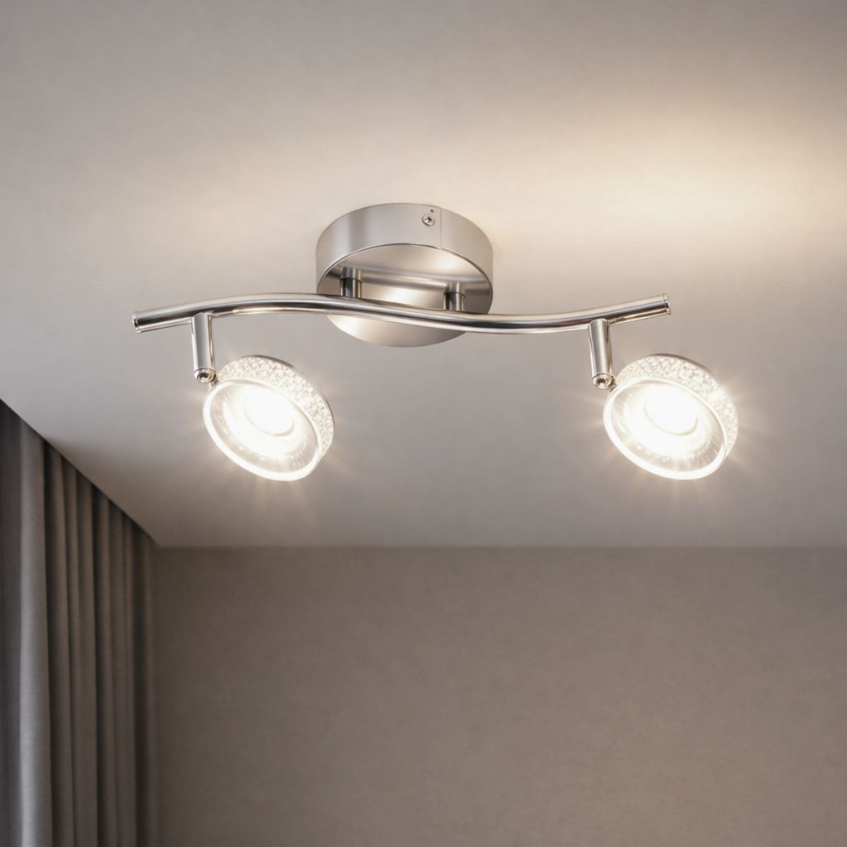 Mise en ambiance au plafond, les deux spots LED allumés éclairent une pièce.