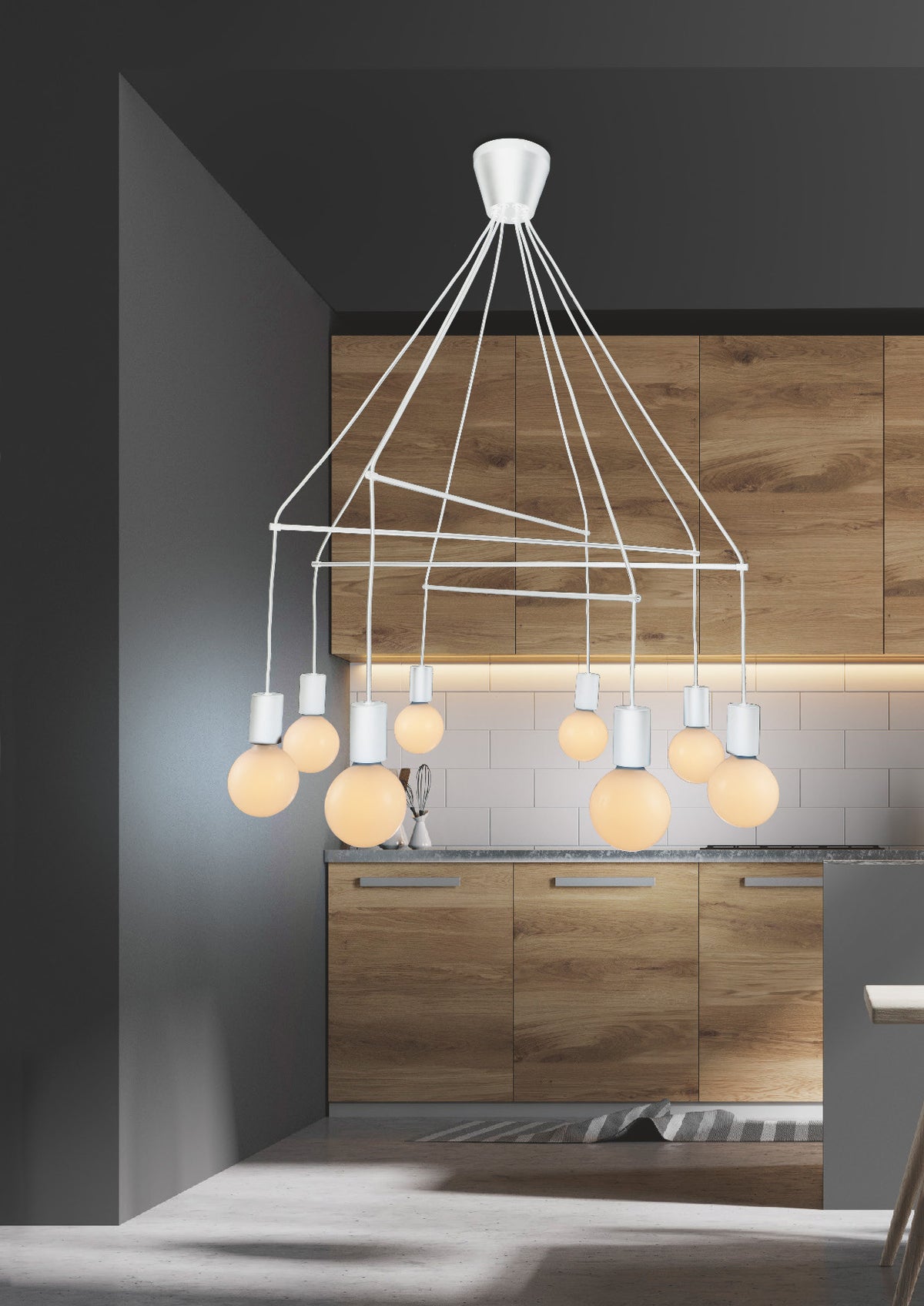 Mise en ambiance du luminaire au-dessus d'un plan de travail de cuisine en bois