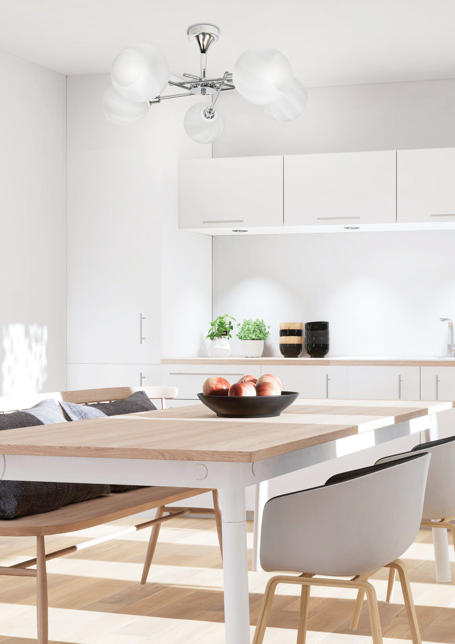 Luminaire installé au plafond au-dessus d'une table dans une cuisine blanche