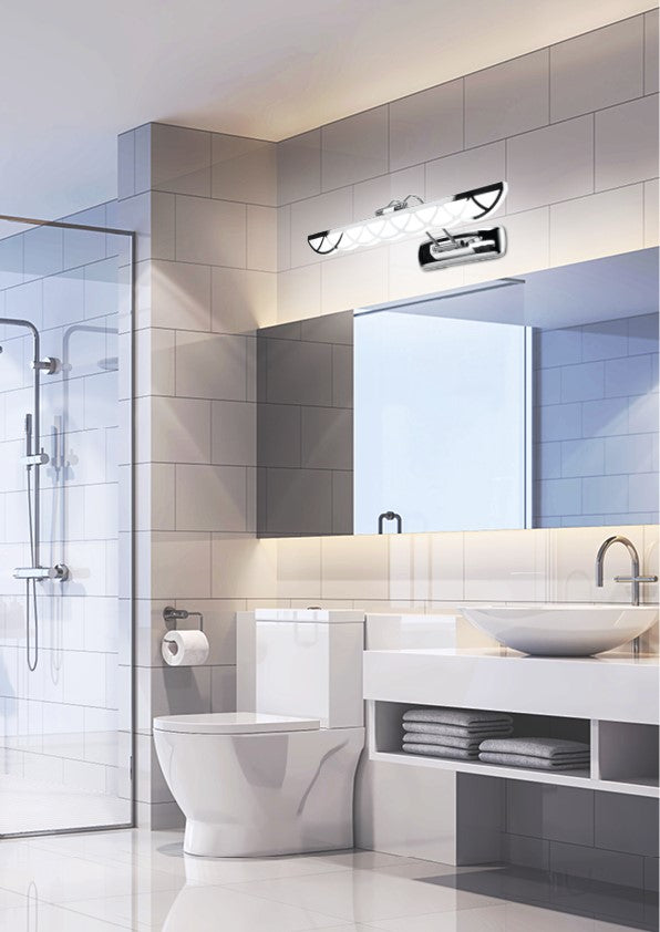 Mise en ambiance dans une salle de bain, applique posée au-dessus du miroir
