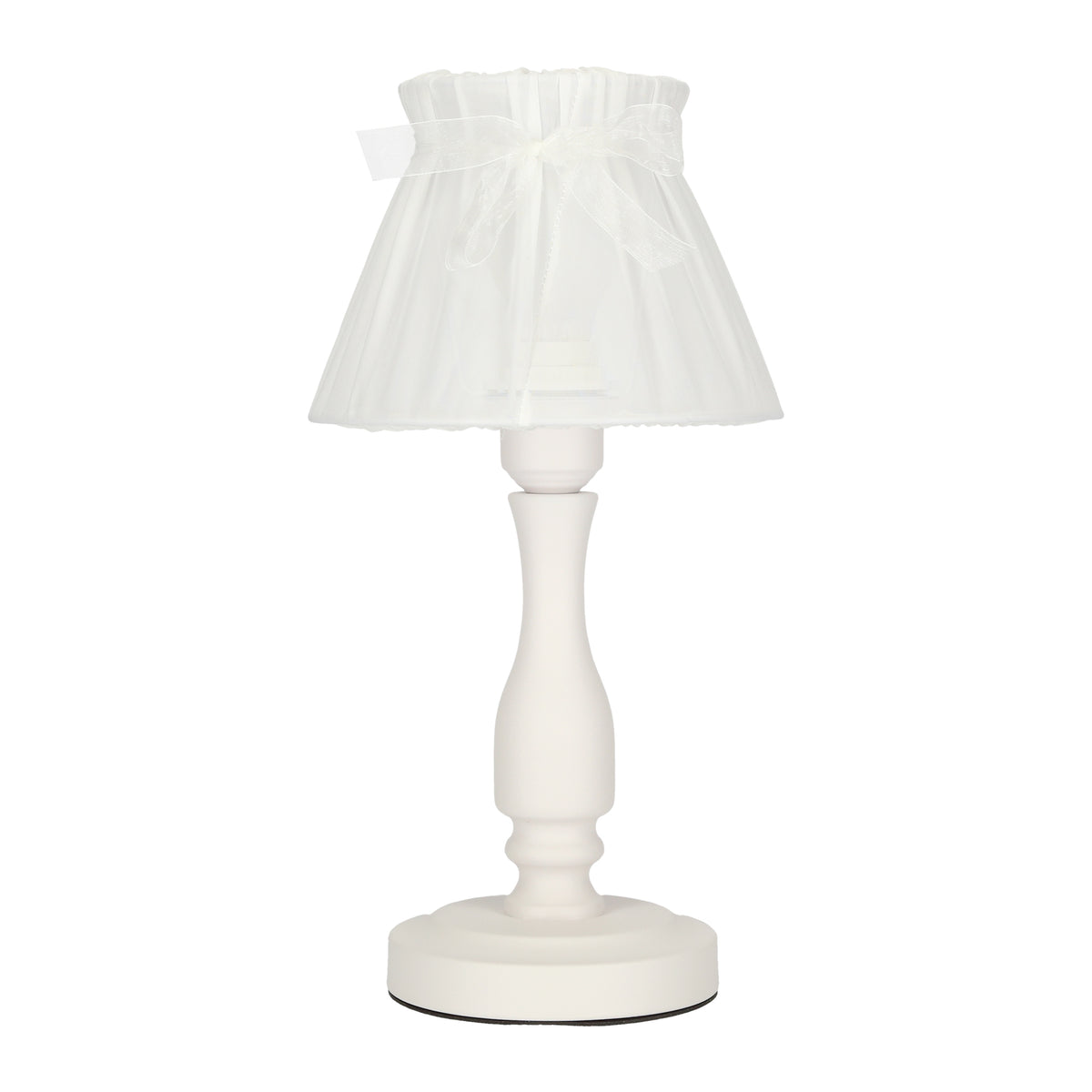 Lampe à poser éteinte, vue de face sur fond blanc, abat-jour en tissu plissé.
