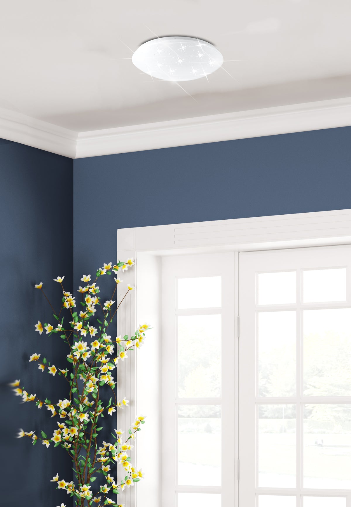 Mise en ambiance du plafonnier allumé, fixé au plafond d'un salon bleu nuit