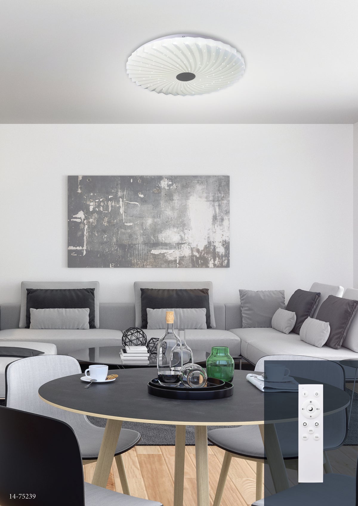 Mise en ambiance du plafonnier au-dessus d'un salon gris, télécommande blanche à droite