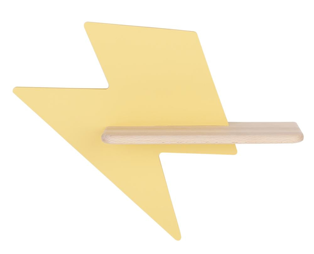 Applique murale en forme d'éclair doré avec tablette en bois clair, fond blanc