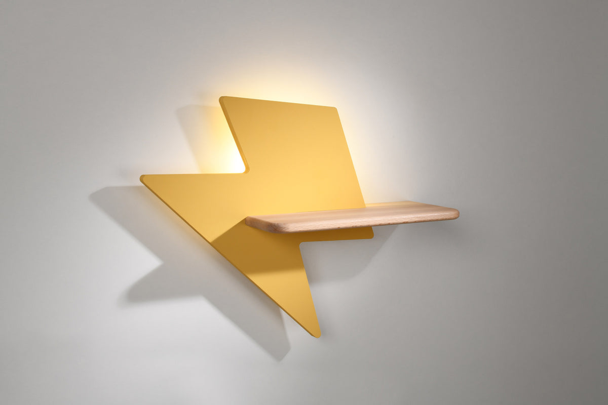 Applique éclair dorée fixée au mur, halo lumineux chaud et ombres portées