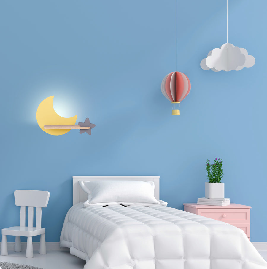 Ambiance nuit dans une chambre d'enfant, halos lumineux de l'applique lune jaune