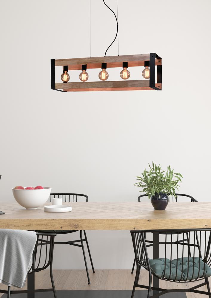 Vue rapprochée du lustre rectangulaire suspendu, table dressée avec bol de fruits et plante.