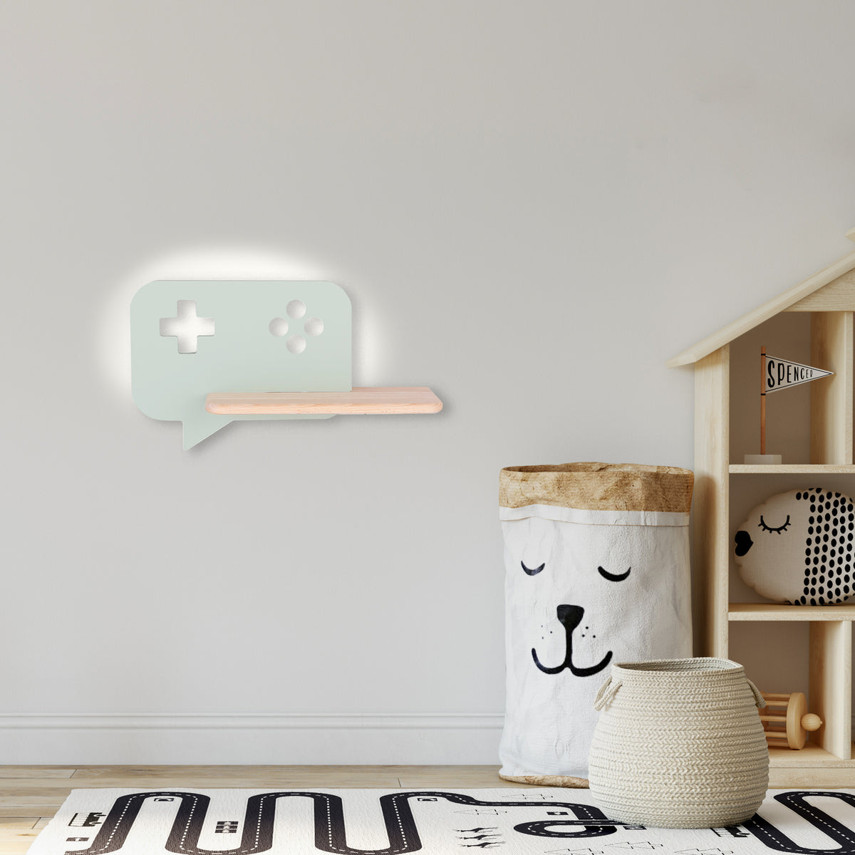 Applique murale installée dans une chambre d'enfant, près d'un panier chien et d'une maison de poupée.