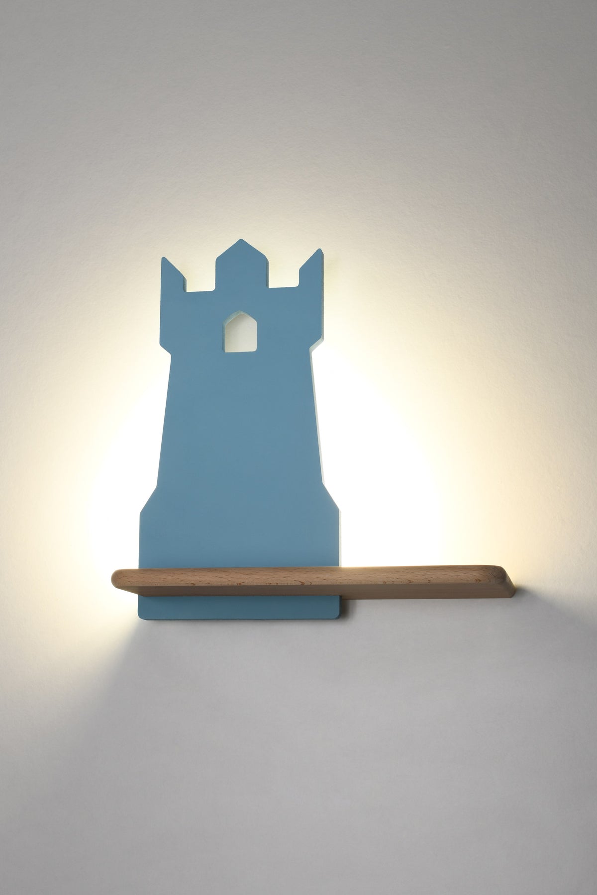 Vue de trois quarts de l'applique bleue éclairée, éclat doux autour de l'étagère