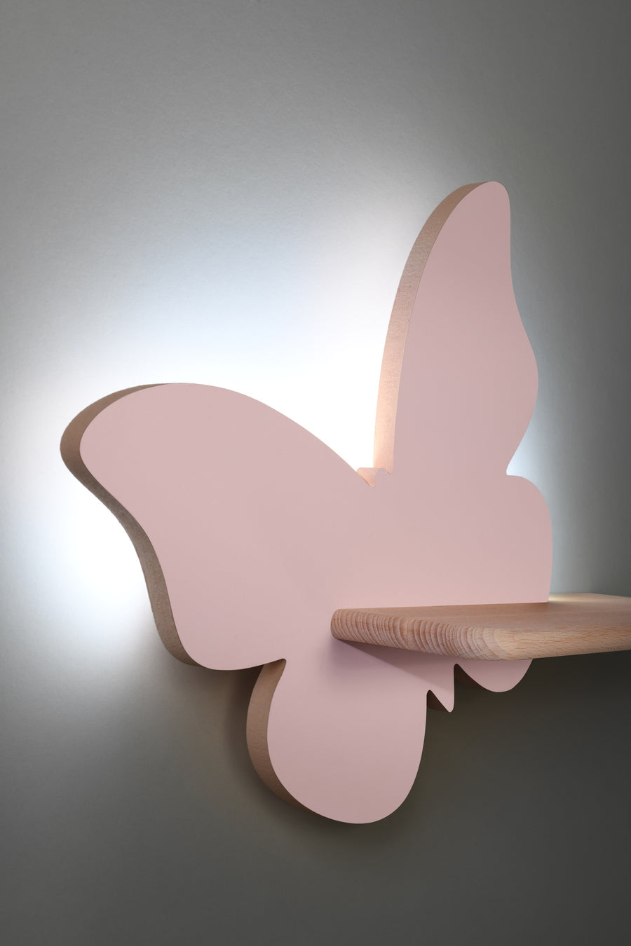 Détail de la finition : contour bois, épaisseur, lumière LED diffusée derrière le papillon rose.