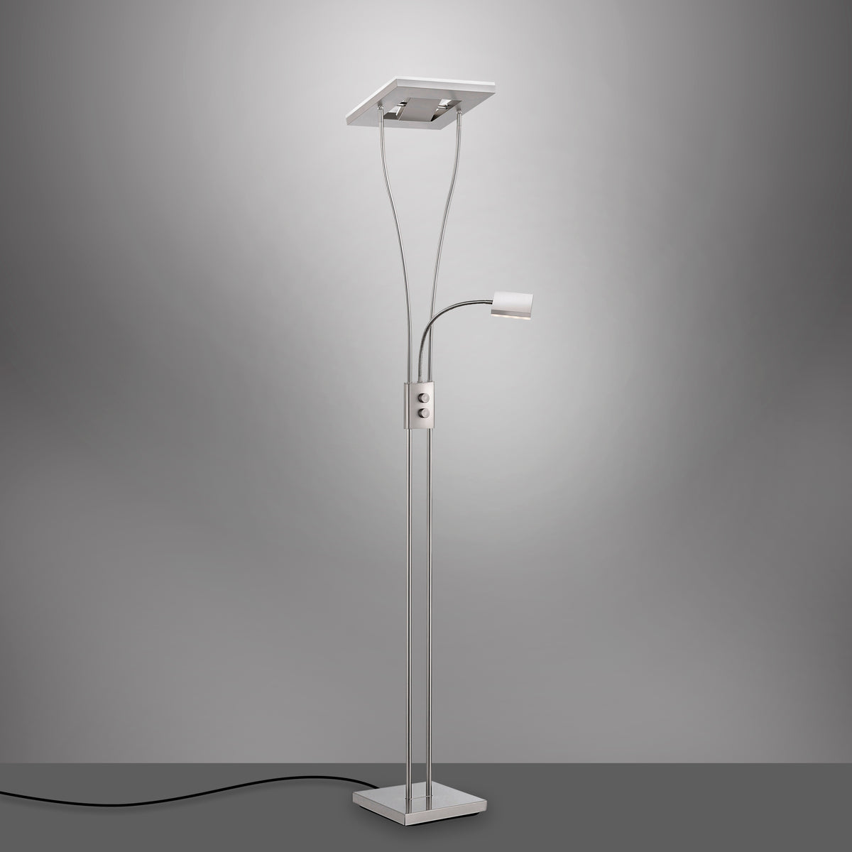 Lampadaire sur fond dégradé avec câble d'alimentation visible au sol