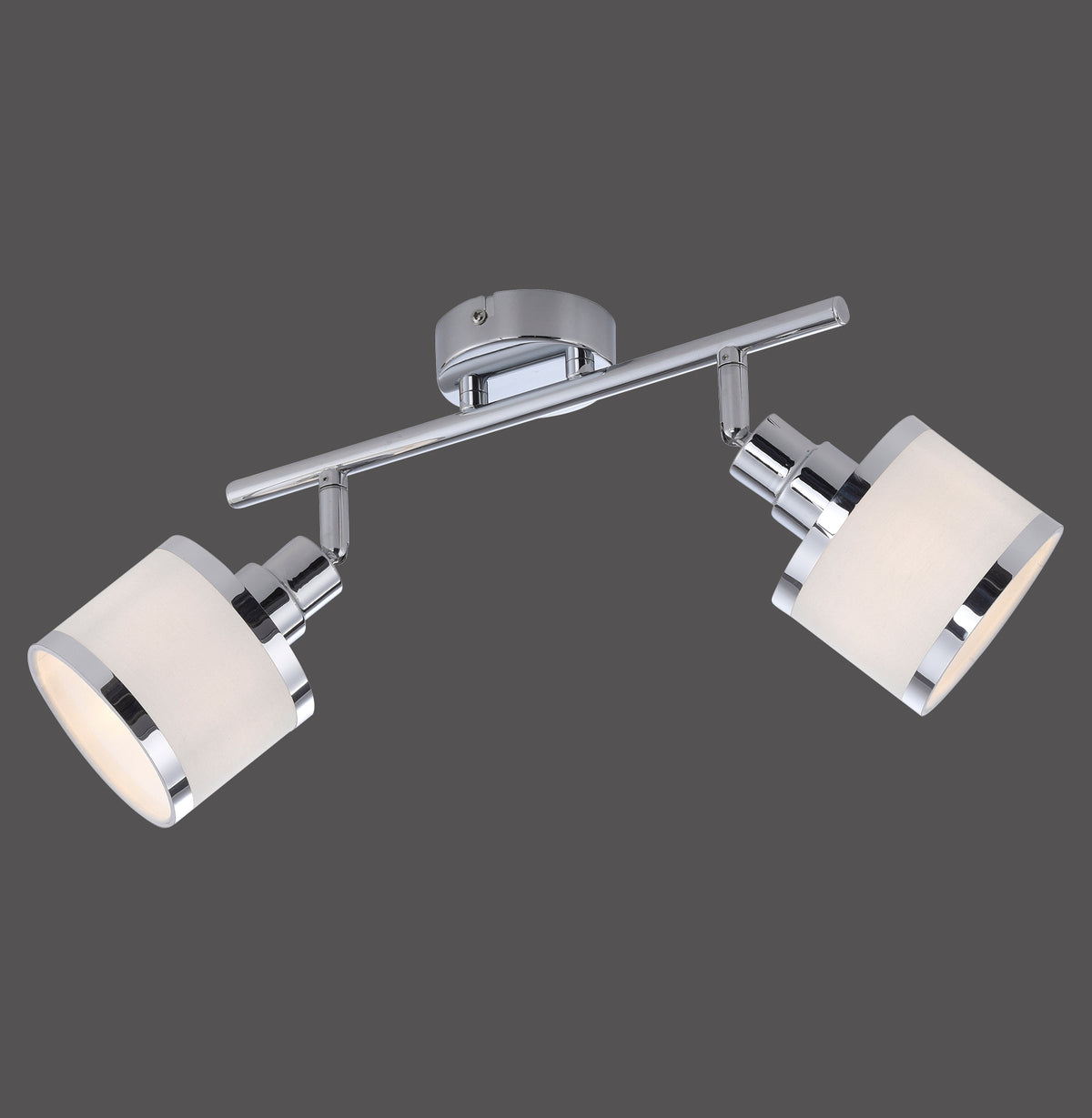 Plafonnier chromé deux lumières vu de face sur fond gris, projecteurs orientables.