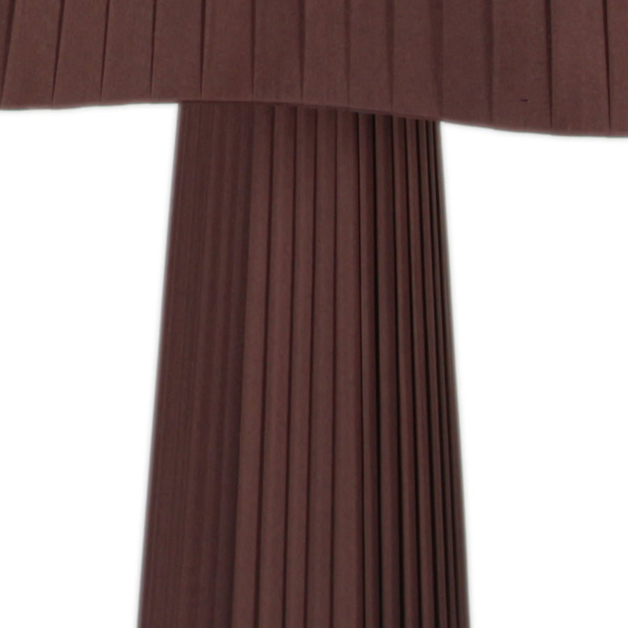 Zoom sur le fût cannelé marron sous l'abat-jour, lignes verticales en relief.