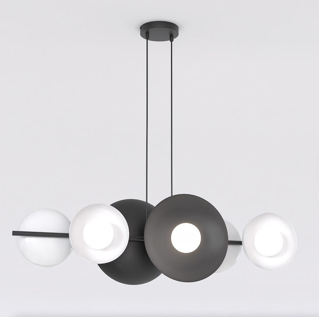 Lustre suspendu de face sur fond clair, six lumières, disques noirs et blancs allumés.
