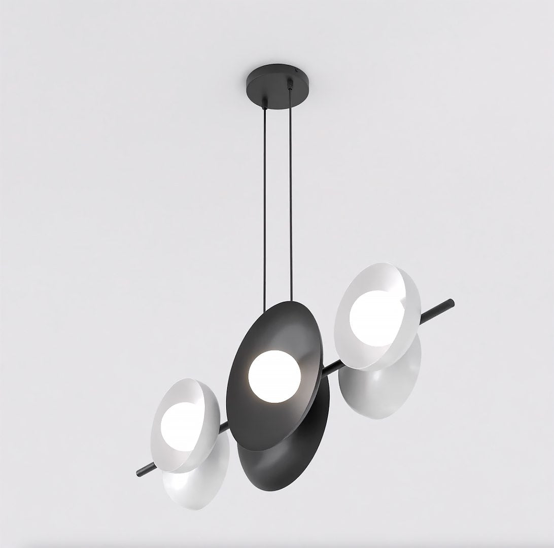 Profil du lustre suspendu, structure noire élancée, coupelles et sphères blanches, éclat doux.